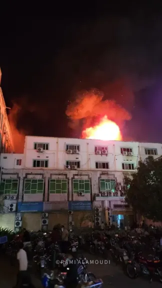 شاهد..حريق ضخم يلتهم مبنى مستشفى العرب في المكلا.. والدفاع المدني يُسارع للسيطرة عليه